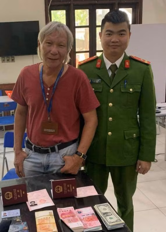 Công an trao trả tài sản bị thất lạc cho 2 du khách Trung Quốc -1