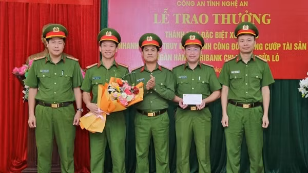 Khen thưởng thành tích khám phá vụ án cướp Agribank Cửa Lò