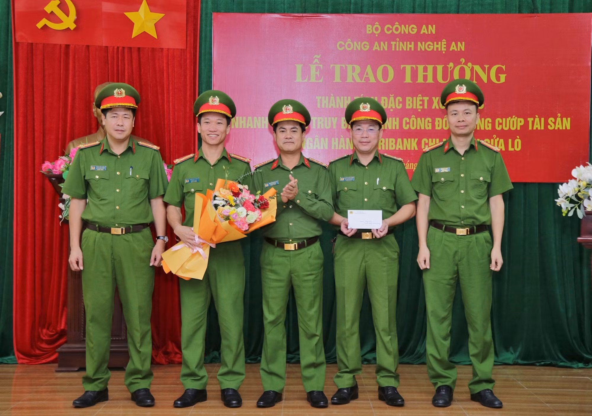  Khen thưởng các tập thể, công dân có thành tích trong khám phá vụ án cướp tài sản ngân hàng ở Cửa Lò -0
