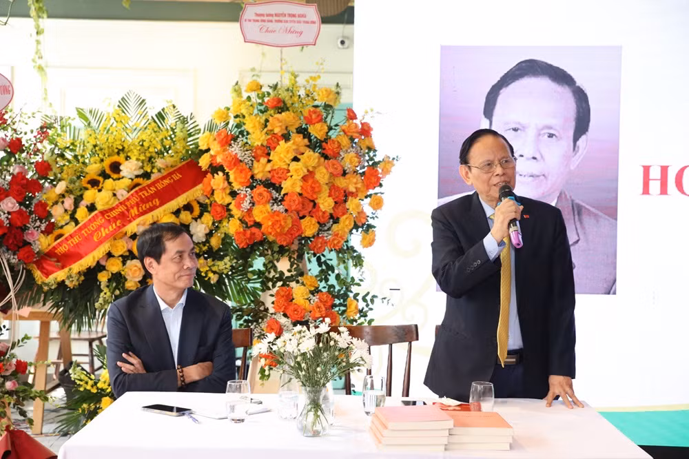 Ra mắt tập thơ “Hoa đời mùa sau” của nhà thơ Nguyễn Hồng Vinh -0