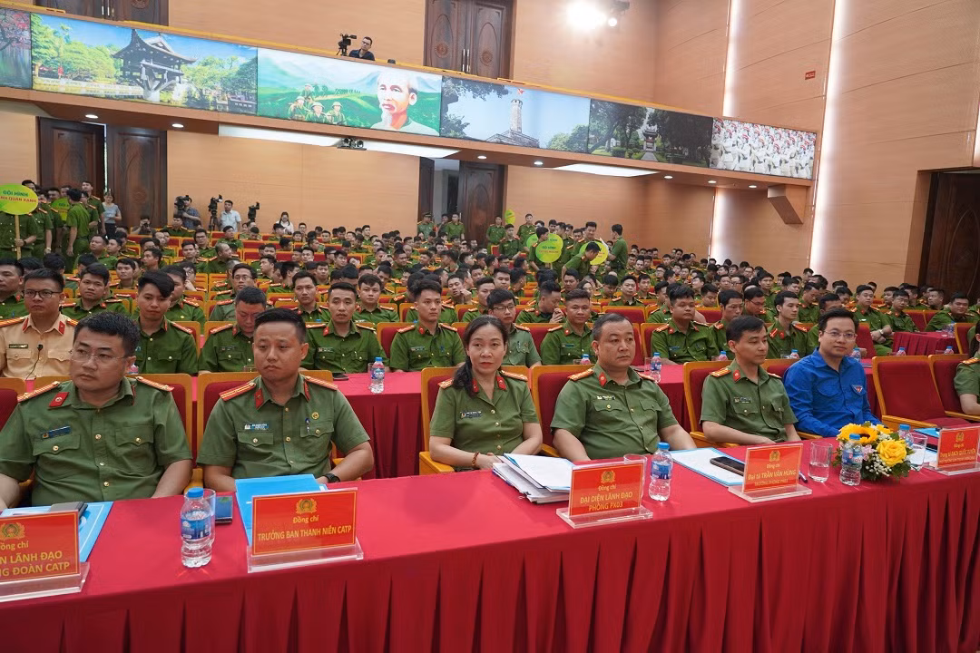 Tuổi trẻ Công an Thủ đô hỗ trợ 24 học sinh hoàn cảnh khó khăn đến trường -0