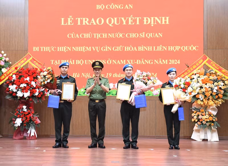 Trao Quyết định của Chủ tịch nước cho Tổ công tác số 4 đi thực hiện nhiệm vụ gìn giữ hoà bình Liên hợp quốc -0