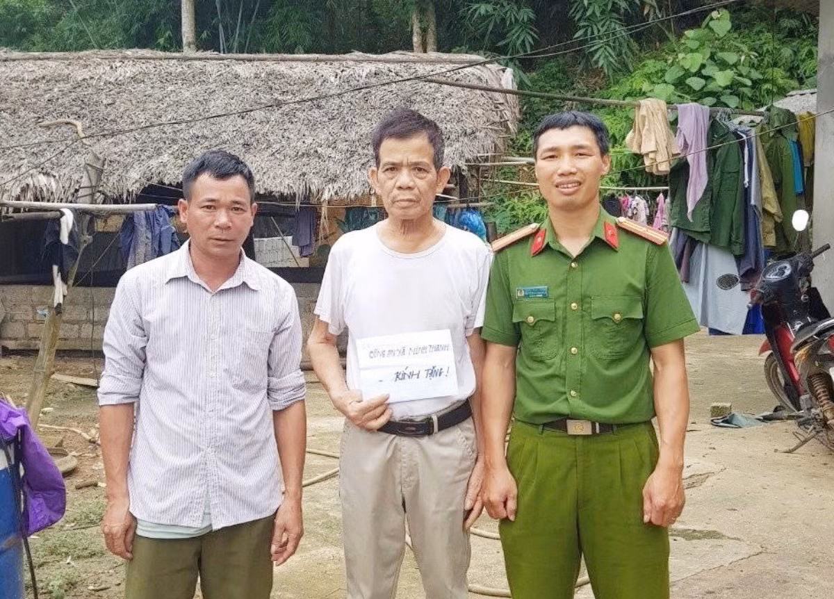Công an xã giúp người dân thu hoạch lúa đối phó với mưa lũ -1