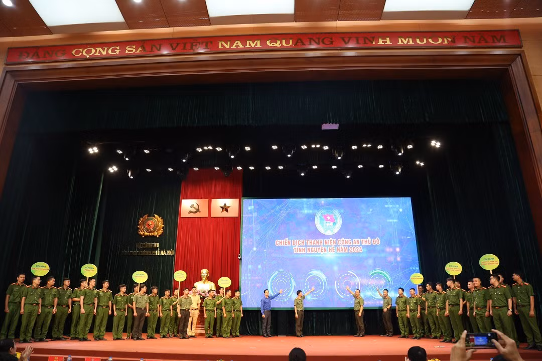 Tuổi trẻ Công an Thủ đô hỗ trợ 24 học sinh hoàn cảnh khó khăn đến trường -0