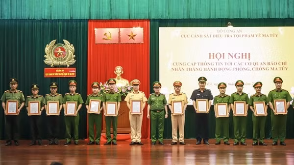 Khen thưởng tập thể, cá nhân có thành tích xuất sắc trong đấu tranh, tuyên truyền các chuyên án ma túy lớn