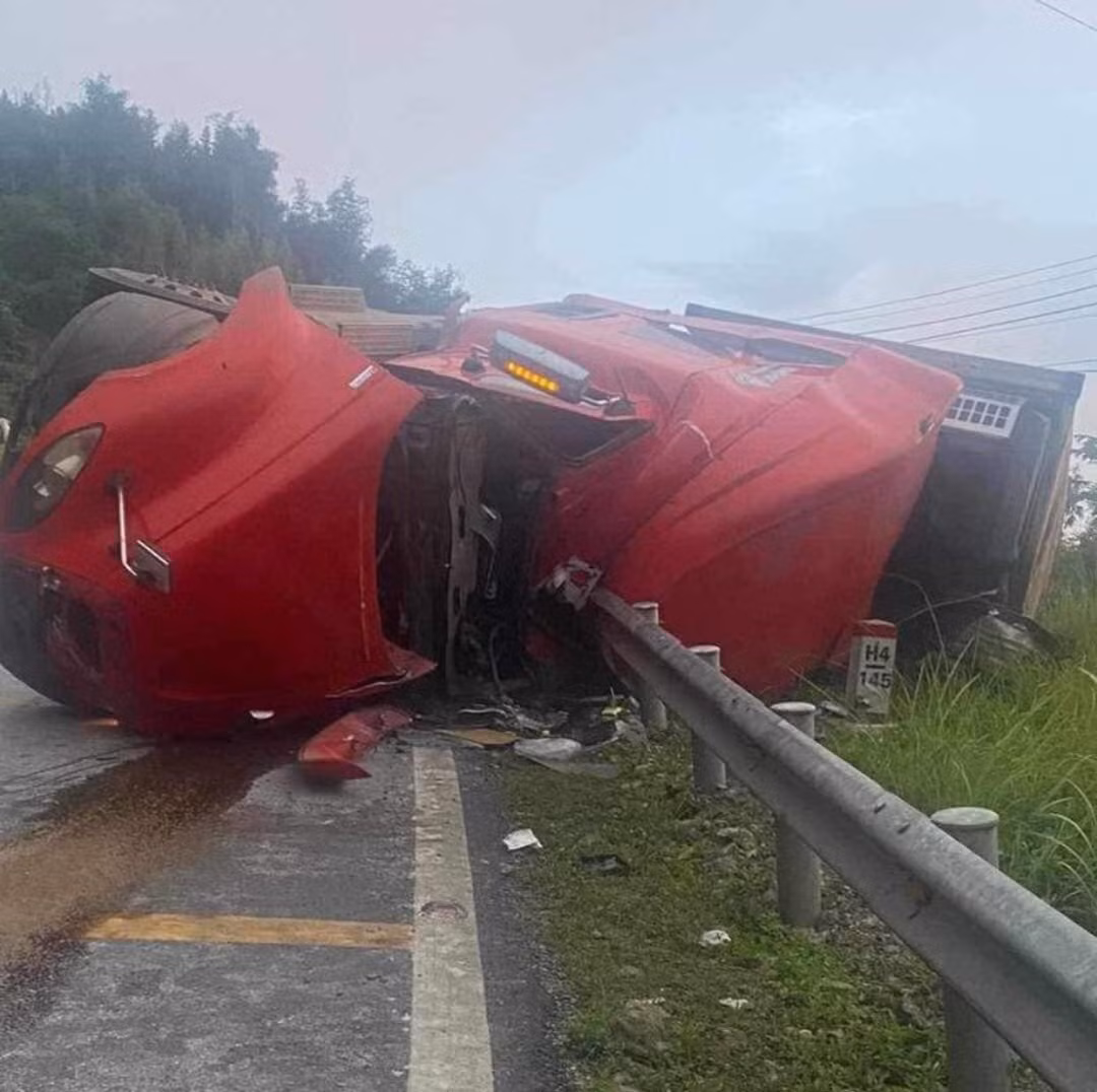 Bàn giao thi thể lái xe ô tô đầu kéo tự gây tai nạn trên đèo -0