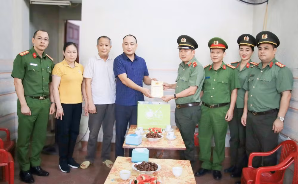 Thăm hỏi chiến sĩ bị phơi nhiễm HIV trong quá trình thực hiện nhiệm vụ -0