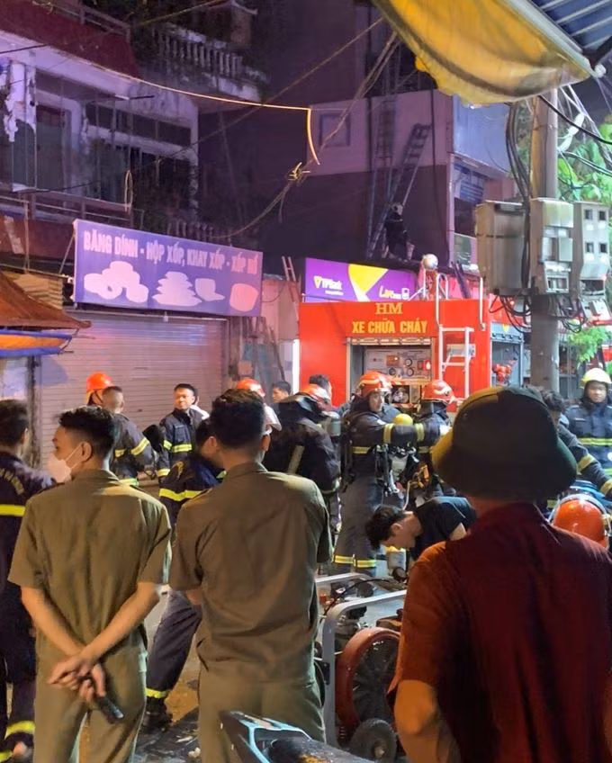 Đang cháy lớn tại ngôi nhà 6 tầng trên phố Định Công Hạ, có người mắc kẹt -3