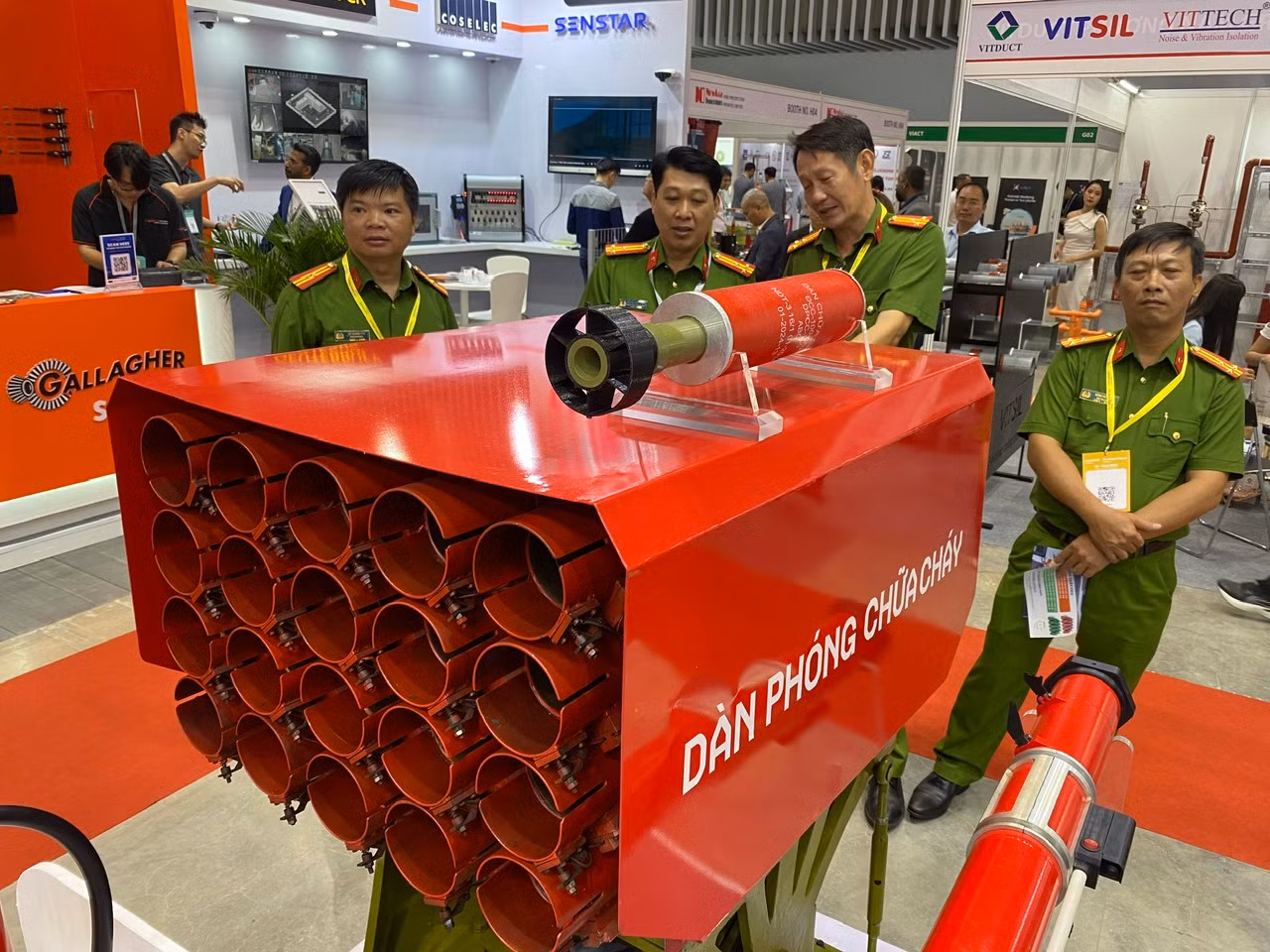Nhiều thiết bị kỹ thuật, công nghệ mới trong triển lãm đáp ứng công tác PCCC và CNCH trong tình hình mới -3
