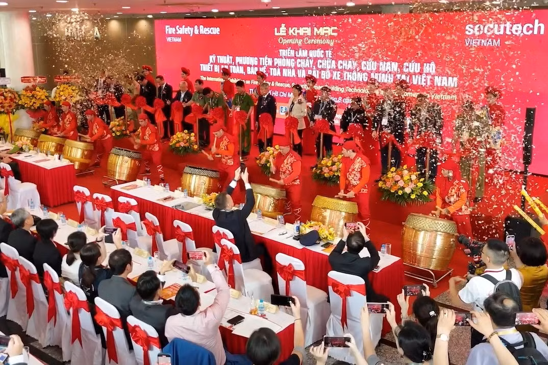 Nhiều thiết bị kỹ thuật, công nghệ mới trong triển lãm đáp ứng công tác PCCC và CNCH trong tình hình mới -0