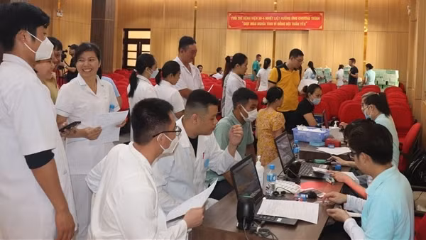 Hàng trăm CBCS và người thân tham gia hiến máu vì đồng đội thân yêu