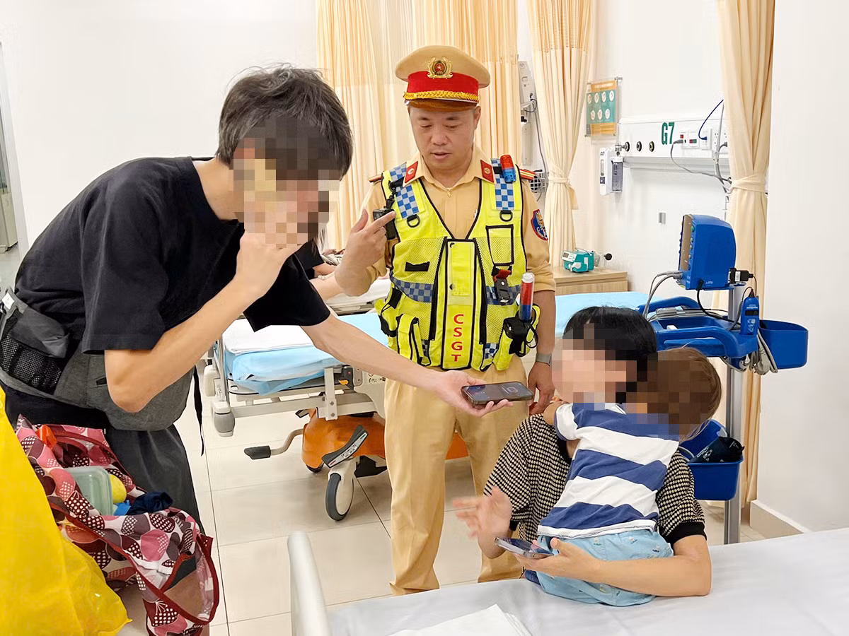 Cháu bé người Nhật bị ngộ độc thực phẩm được CSGT Việt Nam đưa đi cấp cứu -0