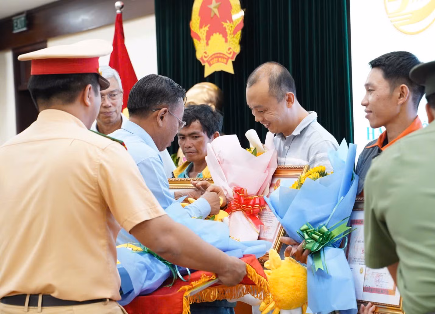Người đàn ông Hàn Quốc xúc động vì tình cảm của người dân cũng như chính quyền dành cho mình.