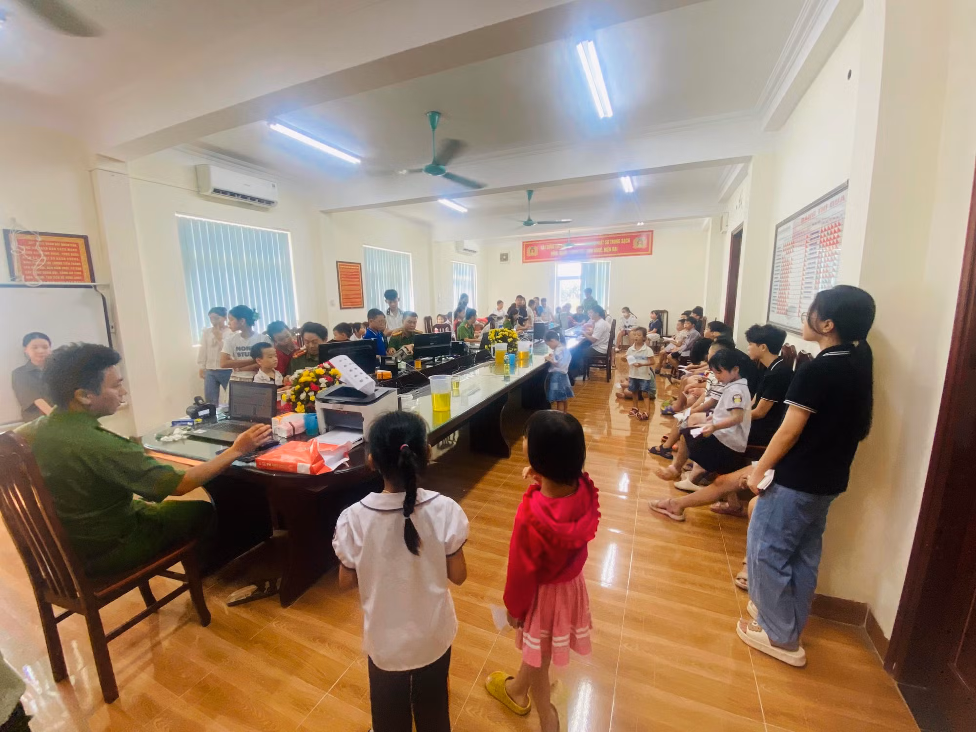 Chỉ hơn 1 phút hoàn thành thủ tục đề nghị cấp căn cước cho người dưới 14 tuổi -0