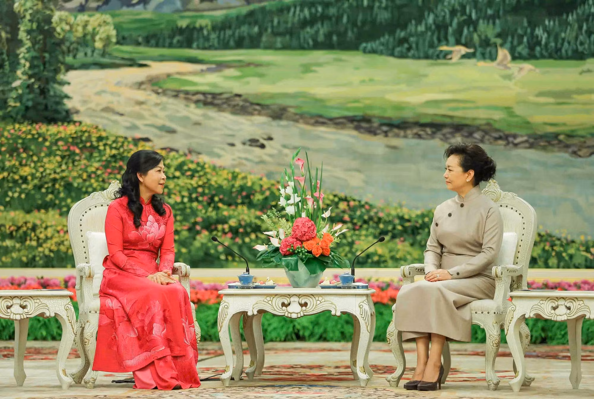 Phu nhân Ngô Phương Ly cùng Phu nhân Bành Lệ Viên xem biểu diễn nghệ thuật truyền thống của Trung Quốc -0