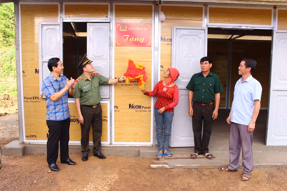 Khánh thành và bàn giao nhà ở cho đồng bào bị thiên tai -0