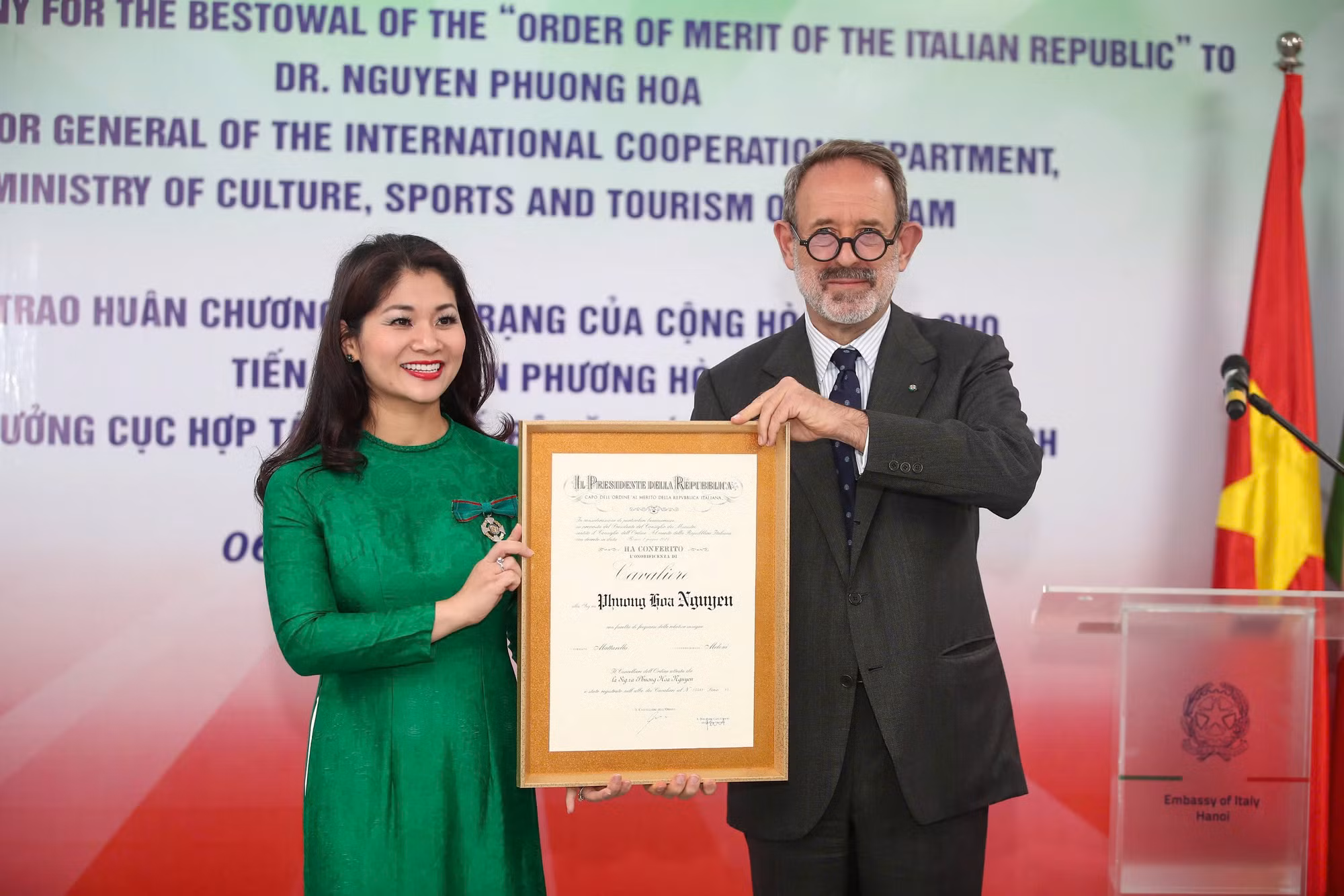 Trao Huân chương Công trạng của Cộng hòa Italia cho TS Nguyễn Phương Hòa -0