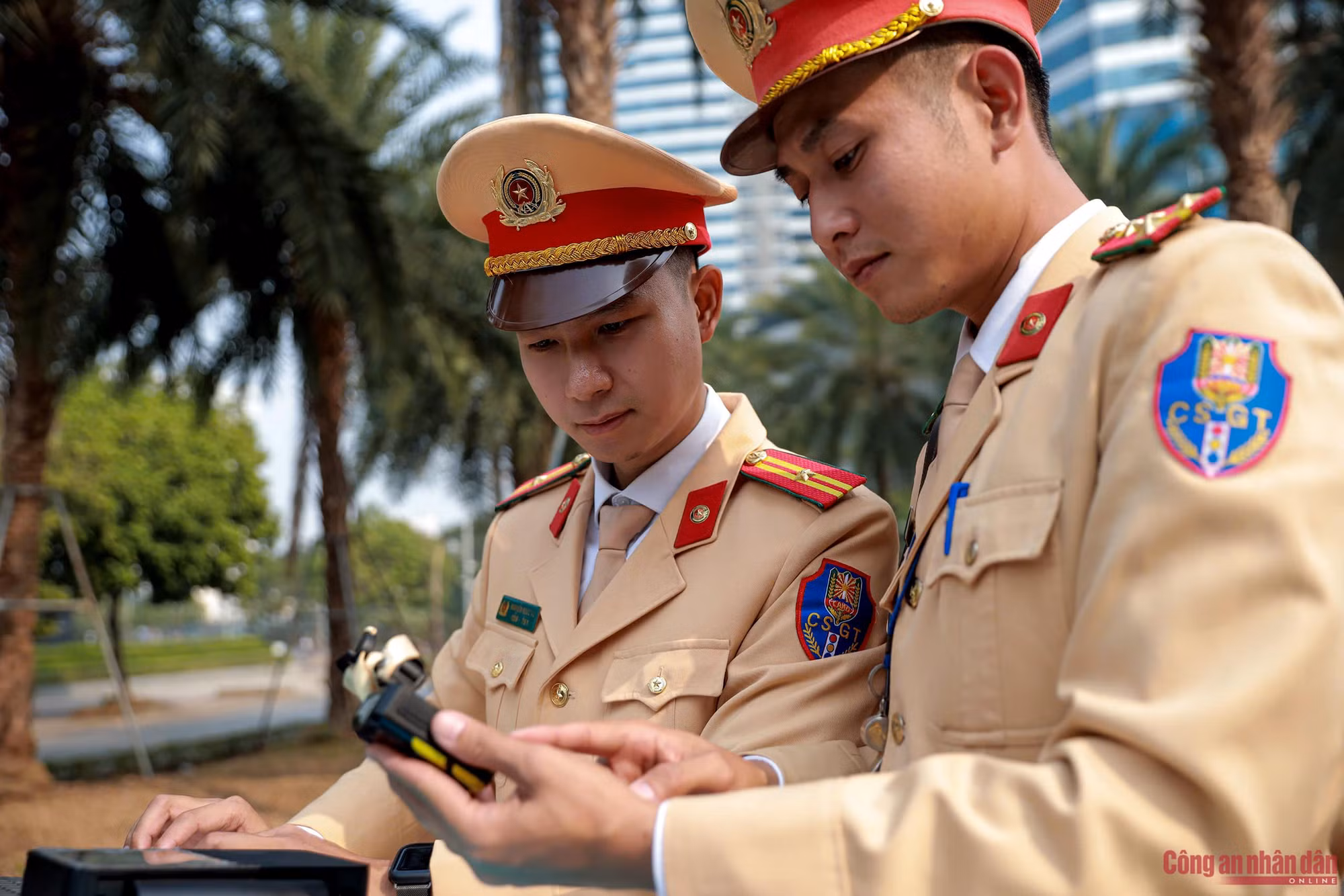 CSGT Hà Nội dùng camera ghi hình người vượt đèn đỏ và áp dụng mức phạt tăng nặng ảnh 1 a1.jpg -0