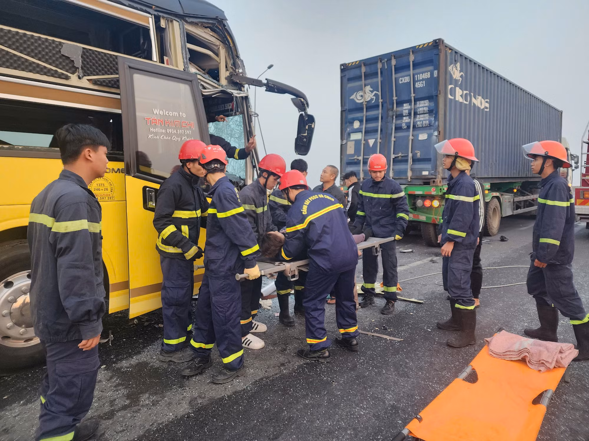 Cứu&nbsp;thành công 16 người bị thương trên xe khách&nbsp;bị tai nạn&nbsp;trên đường cao tốc -0