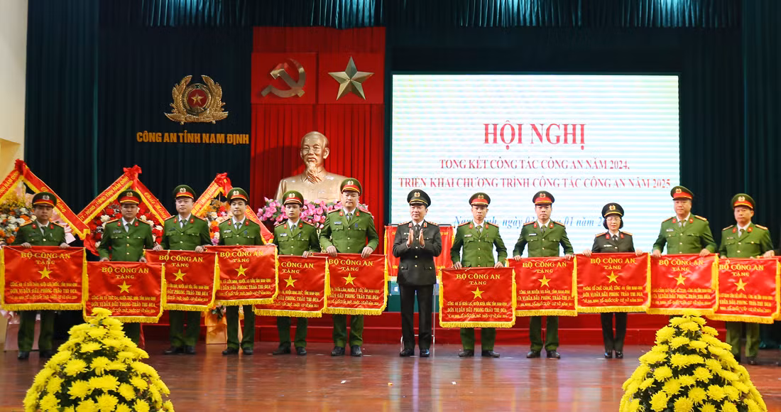 Tiếp tục phát hành thành tích 2 năm liên tiếp đơn vị dẫn đầu phong trào thi đua -0