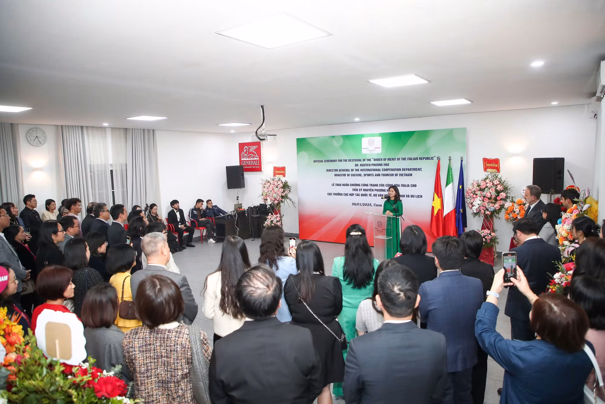 Trao Huân chương Công trạng của Cộng hòa Italia cho TS Nguyễn Phương Hòa -0