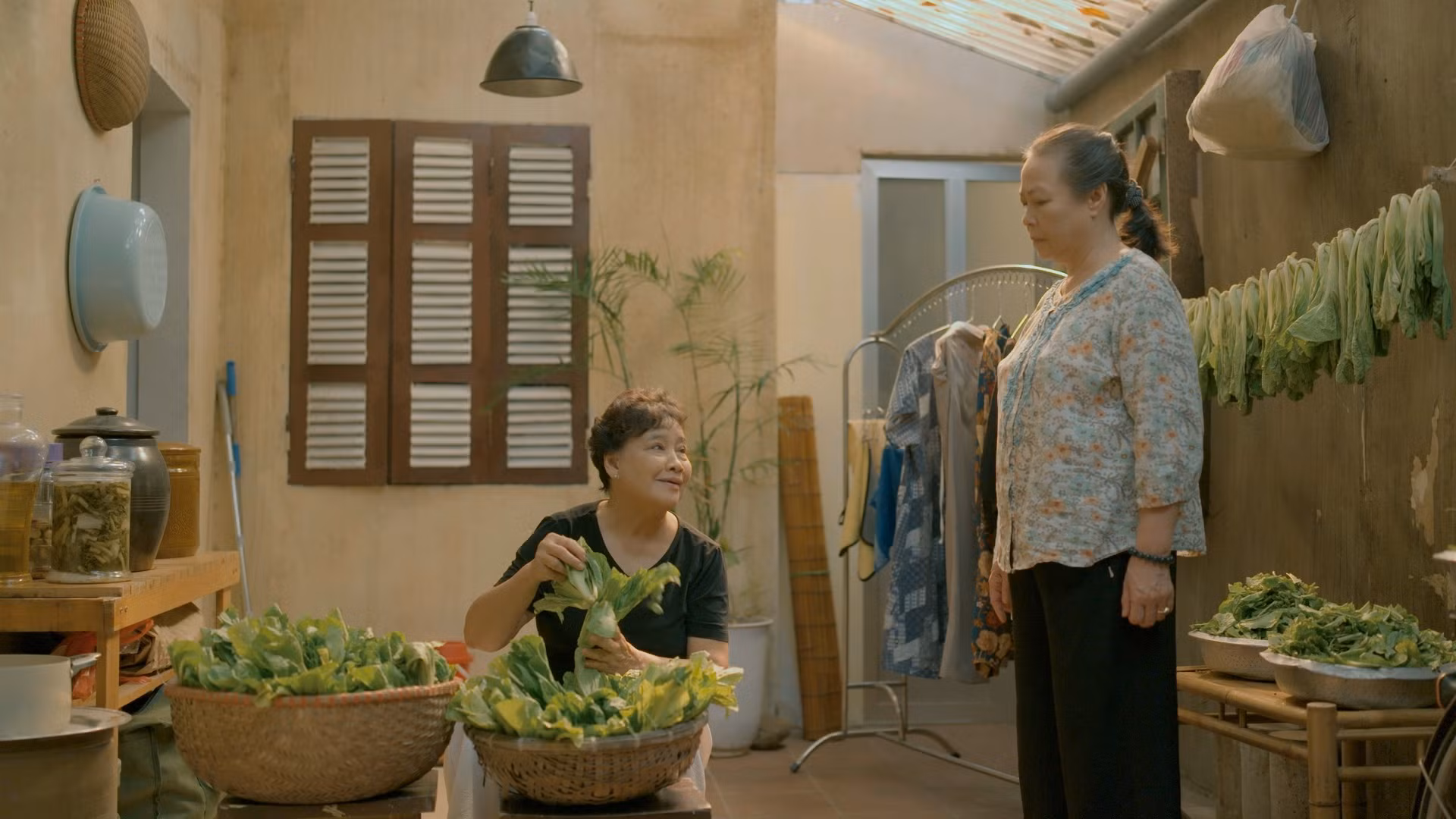 “Hoa sữa về trong gió” – câu chuyện đậm chất Hà Nội nhưng quen thuộc với mọi nhà -0