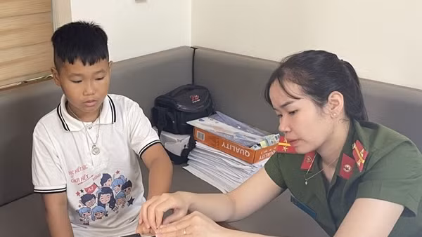 Công an huyện Phú Bình cấp thẻ căn cước cho trẻ em