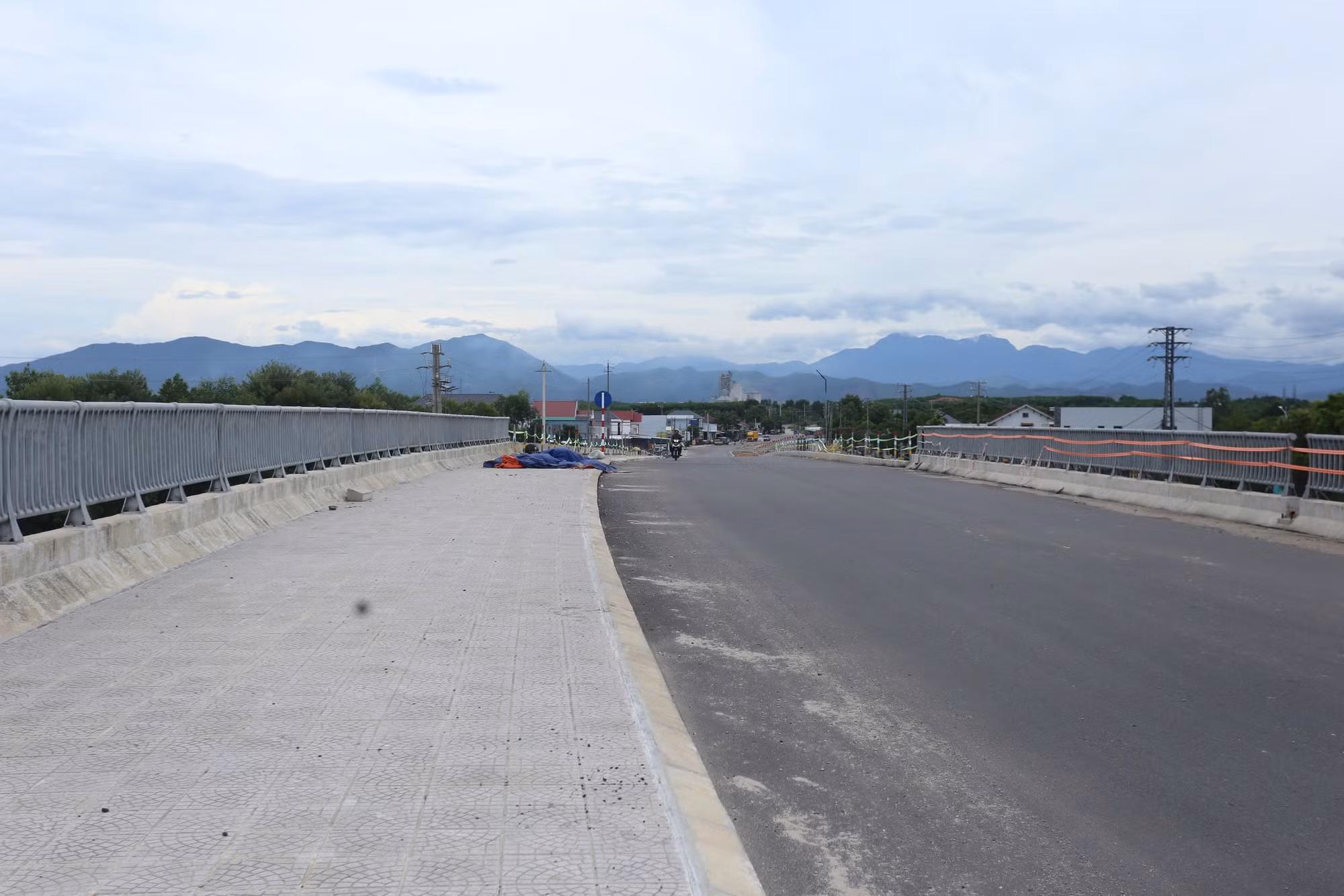 Cận cảnh dự án đường cứu nạn hàng trăm tỷ đồng thi công kéo dài hơn thập kỷ -0