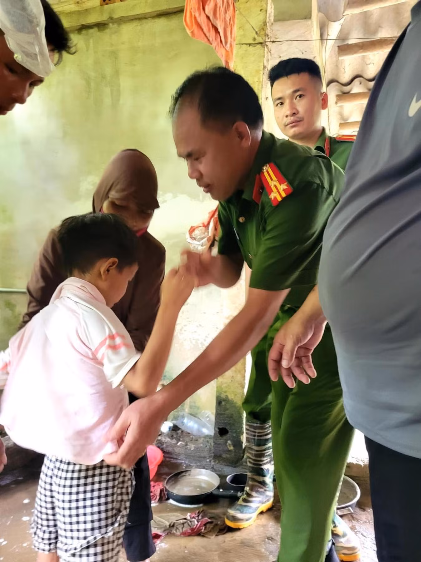 Tìm thấy cháu bé 6 tuổi đi lạc sau 4 đêm, 5 ngày mất tích -0