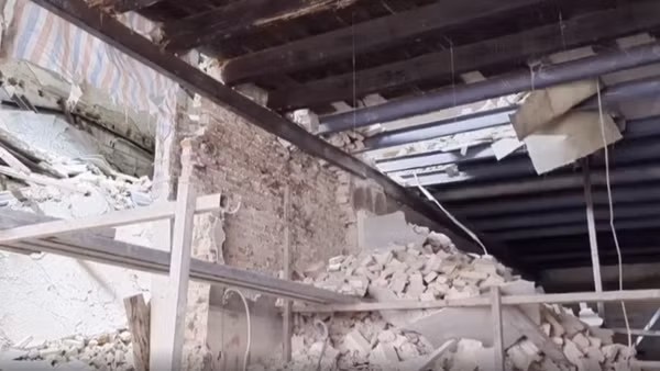 Sàn tòa nhà trung tâm bất ngờ đổ sập, nhiều công nhân bị thương