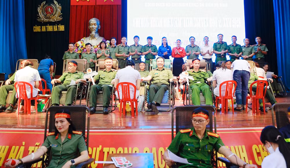 Giám đốc Công an Hà Tĩnh tham gia hiến máu tình nguyện -0