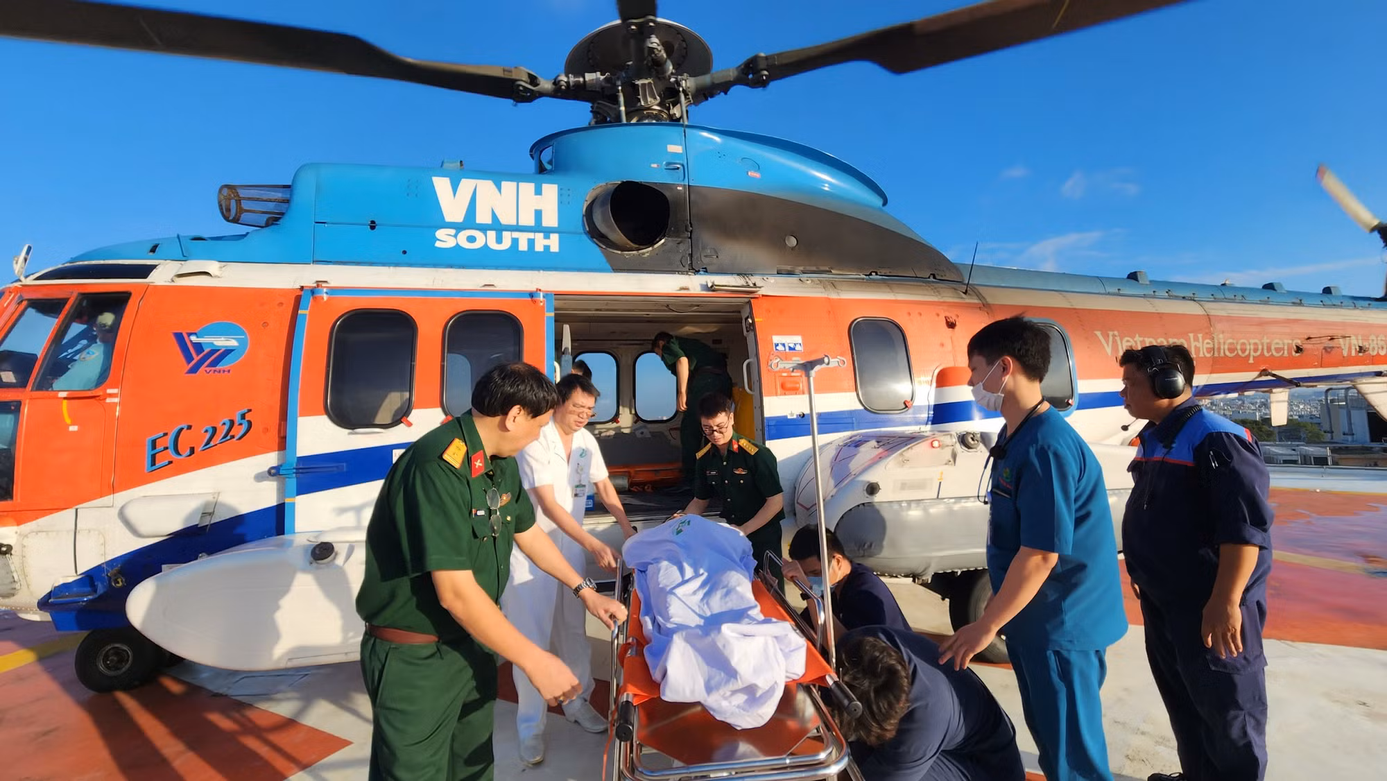 Kịp thời điều trực thăng đưa ngư dân từ đảo Phan Vinh về đất liền điều trị -0