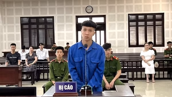 Con trai vào tù vì... bênh mẹ