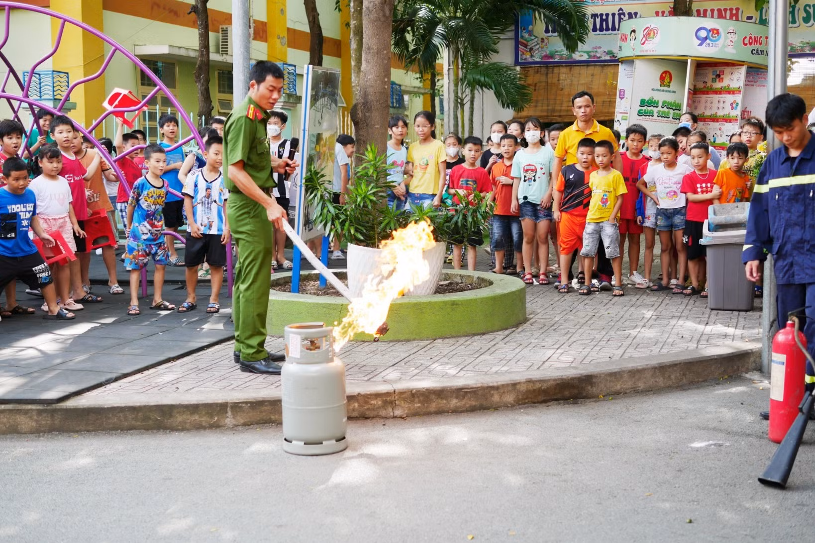 Hơn 700 học sinh tham gia chương trình “Một ngày em chiến sĩ PCCC” -0