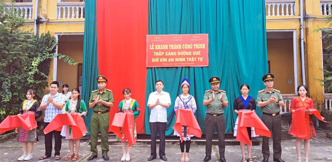 Thắp sáng đường quê – giữ gìn ANTT Phiêng Luông -0