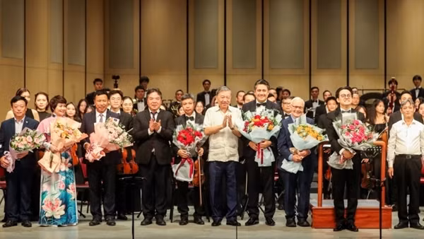 “Vang mãi bản hùng ca” – cuộc trình diễn ấn tượng của nghệ sĩ trong nước tại Nhà hát Hồ Gươm