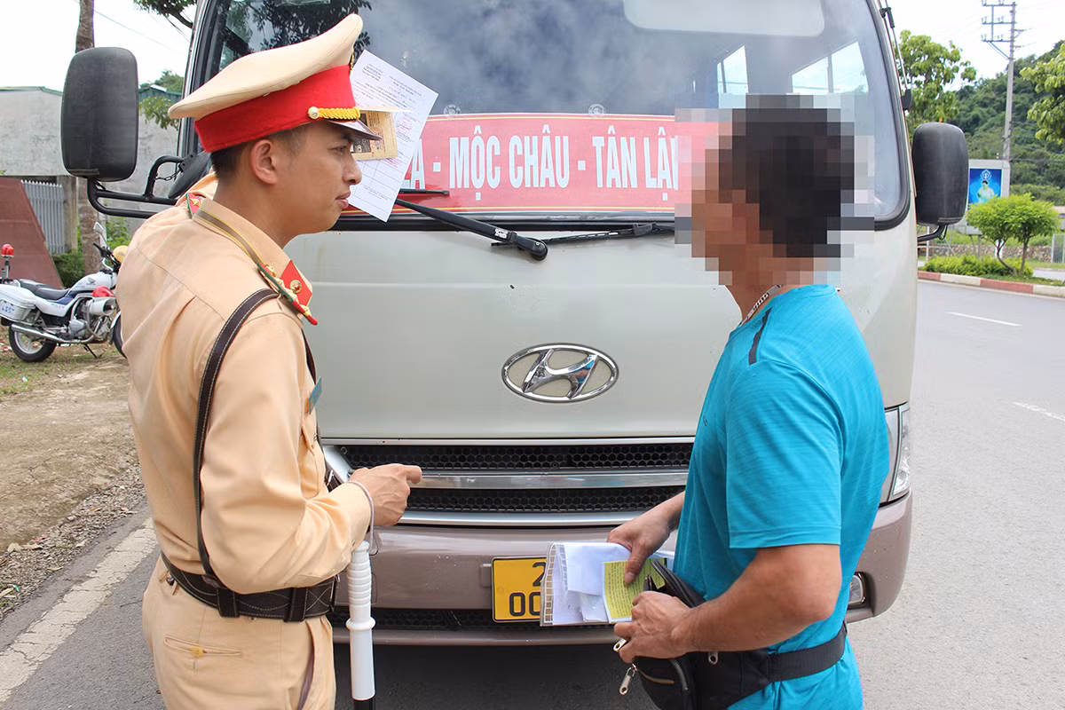 Xe khách, xe hợp đồng liên tiếp bị CSGT Sơn La “tuýt còi” -0