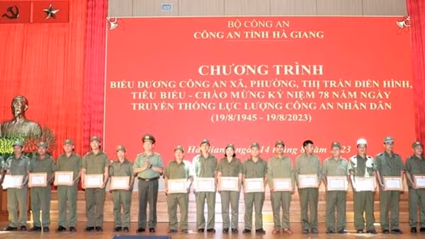 Biểu dương Công an xã, phường, thị trấn điển hình, tiêu biểu tại Hà Giang
