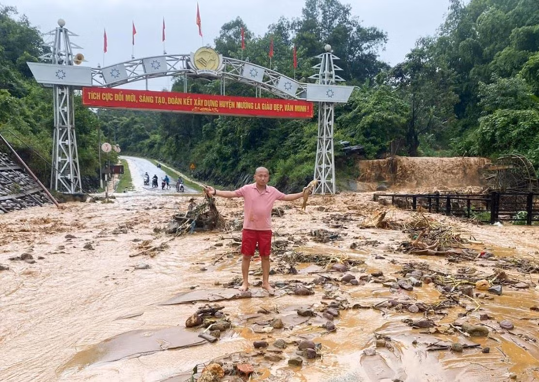 Mưa lớn tiếp tục gây sạt lở, ách tắc giao thông nhiều tuyến đường ở Sơn La -1