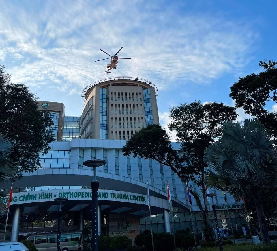 Kịp thời điều trực thăng đưa ngư dân từ đảo Phan Vinh về đất liền điều trị -0
