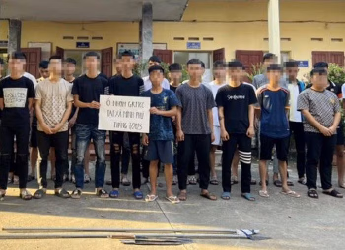 Hàng chục thanh niên giải quyết mâu thuẫn bằng dao, tuýp sắt -0