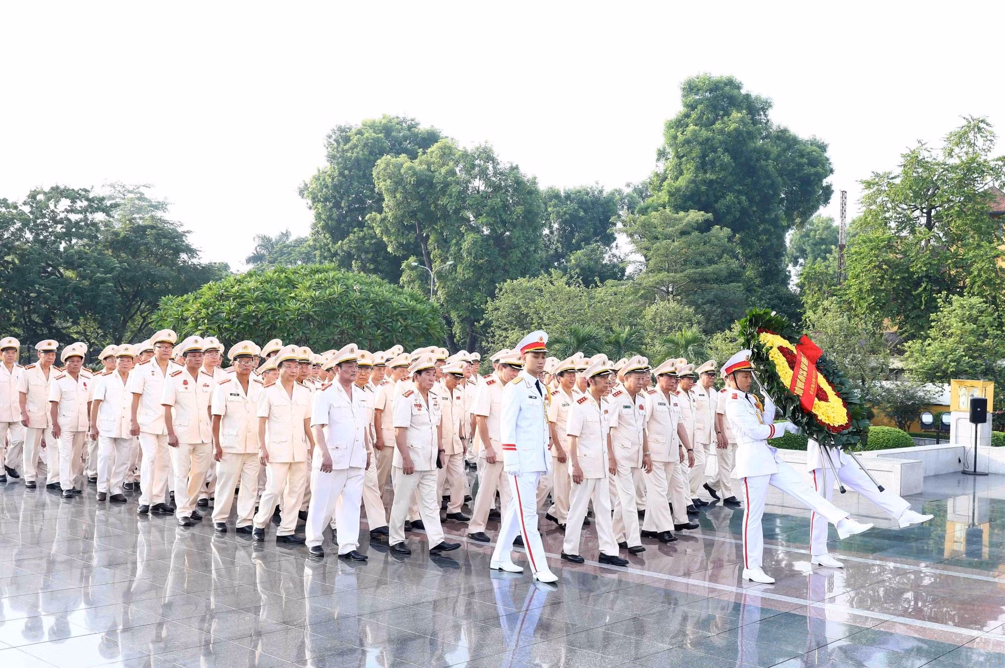 Đoàn đại biểu dự Đại hội thành lập Hội Cựu CAND Việt Nam vào Lăng viếng Chủ tịch Hồ Chí Minh -0