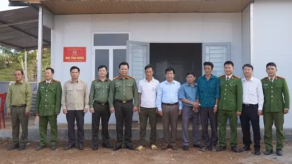 Xây nhà tình nghĩa, bê tông hoá đường liên thôn tặng người dân