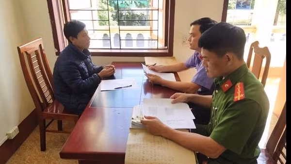 Khởi tố người cha vác dao xông vào trường học bắt Hiệu trưởng quỳ
