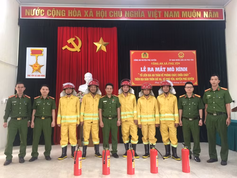 Phú Xuyên ra mắt mô hình “Tổ liên gia an toàn về phòng cháy, chữa cháy tại khu dân cư trên địa bàn thôn Giẽ Hạ, xã Phú Yên” -1