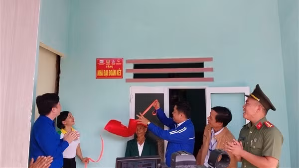 Trao nhà "Đại đoàn kết" và tặng quà cho học sinh nghèo, hiếu học