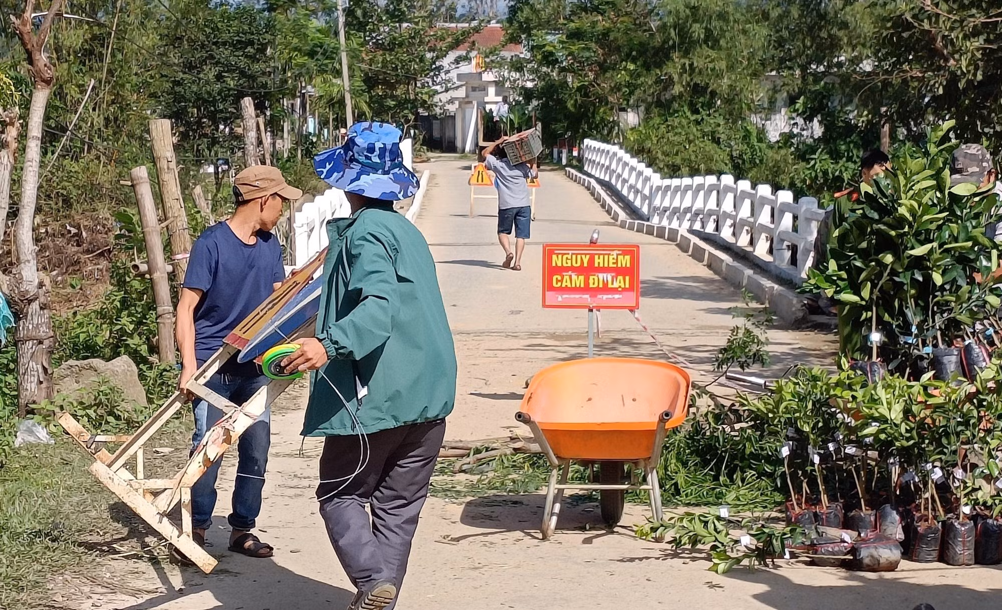 Cầu Sông Vàu bất ngờ bị sụt lún trong đêm -0