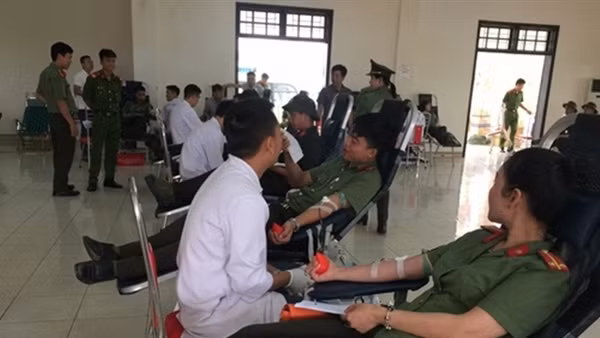 Công an, giáo viên và người dân Quảng Trị tình nguyện hiến máu