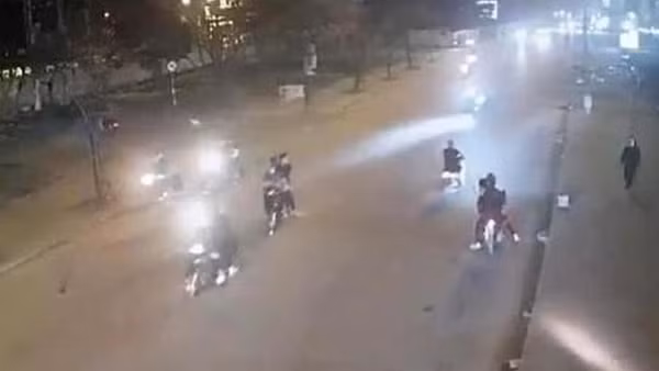 Không gặp đối thủ, nhóm côn đồ hành hung người đi đường