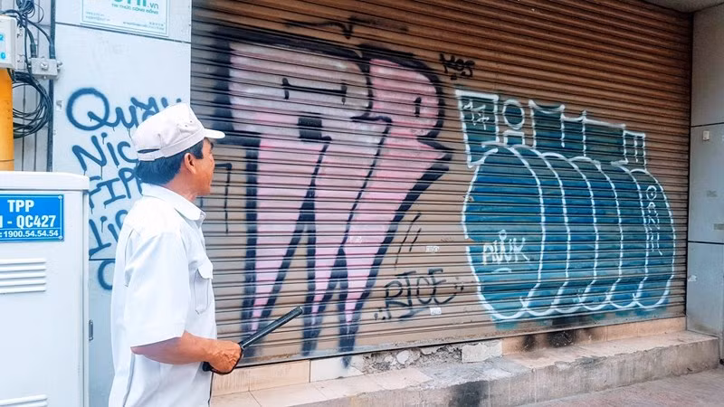 vẽ graffiti một cách vô lối trên cửa cuốn khi chưa được sự đồng ý của gia chủ không còn hiếm ở hà nội, tp.hcm cho thấy sự lạm dụng vô lối- nguồn ảnh suckhoedoisong.vn.jpg -0